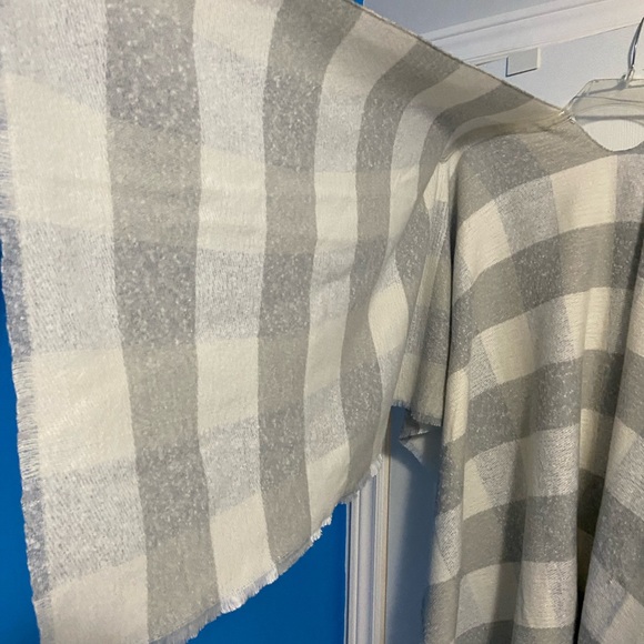 Old Navy Gray and White Plaid Shawl / Wrap - Picture 11 of 13